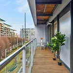 Chelsea Bridge 2Bed 2Bath Balcony Fast Wifi - Luxurylondonstays