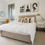 Modern 2 Bedroom With Superking Bed, Gated Free Parking & Balcony Views Near Wembley