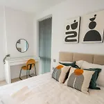 Modern 2 Bedroom With Superking Bed, Gated Free Parking & Balcony Views Near Wembley