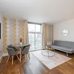 Stylish 2 Bedroom Apartment In Chelsea By Battersea Park With Ac