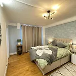 Three Bedroom Apartment Near Hyde Park