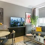 Urban Chic - Broad Court