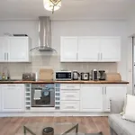 Gorgeous & Modern 2 Bedroom Apartment Sleeps Six In Earl\'S Court