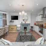 Gorgeous & Modern 2 Bedroom Apartment Sleeps Six In Earl\'S Court