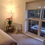 Modern Apartment - Garden & Free Parking