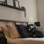 Modern Apartment - Garden & Free Parking