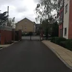 Modern Apartment - Garden & Free Parking