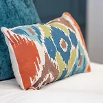Cityscape Charm Vibrant Studio With Kitchenette