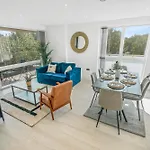 Modern 2 Bedroom With Superking Bed, Gated Free Parking & Balcony Views Near Wembley
