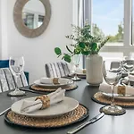 Modern 2 Bedroom With Superking Bed, Gated Free Parking & Balcony Views Near Wembley