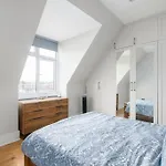 Modern Spacious 2 Bedroom Flat Near Richmond Park