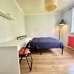 Whitechapel Rooms R2