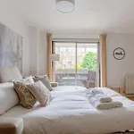 Refurbished Kensington Studio With Balcony Near Tube