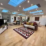 Beautiful Garden View Apartment London