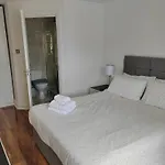 Luxury Two Bedroom Apartment In Bayswater