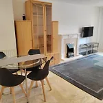 Luxury Two Bedroom Apartment In Bayswater