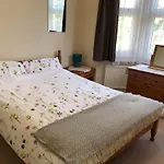 Spacious West London 2 Bedroom Apartment