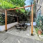 Modern Well Presented Apartment With Garden