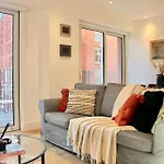 Luxury 2 Bedroom Apartment Near Central London With Balcony - Open For Long Stay And Families Relocatings