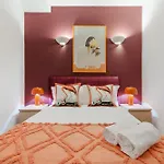 Hyde Park Arty Apartment