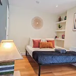 Refined 2 Bedroom Flat Few Steps From The Oval