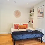Refined 2 Bedroom Flat Few Steps From The Oval