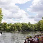 Cosy Little Venice Pied-A-Terre By Morethanstays
