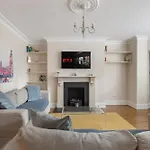 Kensington Spacious Apartment