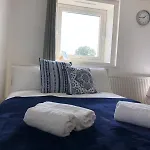 Comfy Entire Flat With City View Balcony In Regents Park, Camden, Central London