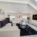 Trendy London Hideaway Apartment