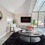 Trendy London Hideaway Apartment