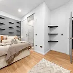 Two Bedroom Flat Opposite To Harrods Kb15