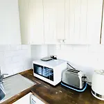 Quiet Beautiful 4 Person Camden Flat W Kitchen