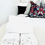 Quiet Beautiful 4 Person Camden Flat W Kitchen