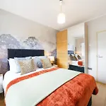 Lovely 2 Bedroom Flat In London-Balcony - Sleeps 6