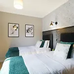 Lovely 2 Bedroom Flat In London-Balcony - Sleeps 6