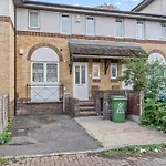 Lovely 4Br House In The City With Parking