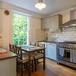 Gorgeous 2Bed House In New Road