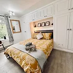Spacious, Stylish Appartment Close To Transport