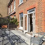 Stylish 1-Bed With A Roof Terrace