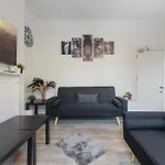 Cozy City Retreat With 4 Bedrooms For Up To 10 Guests