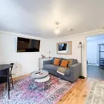 Stylish Camden Apartment B2