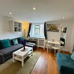 1 Bedroom Comfortable Flat In Kensington