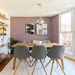 The Brunswick Retreat - Warm 3Bdr Flat With Balcony