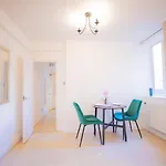 Cozy Two Bedroom At Chelsea Cloisters Hotel