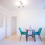 Cozy Two Bedroom At Chelsea Cloisters Hotel