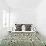 Chic Chelsea Apartment Steps From Kings Road