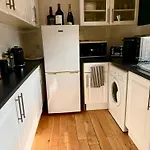 A Lovely 1 Bedroom Flat / Modern-Cosy