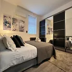 Cool Warehouse Conversion Apt In Chiswick London