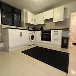 Stylish Garden-Level Flat In Chiswick